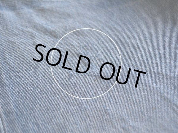 右太ももにスレによる僅かなホツレ。