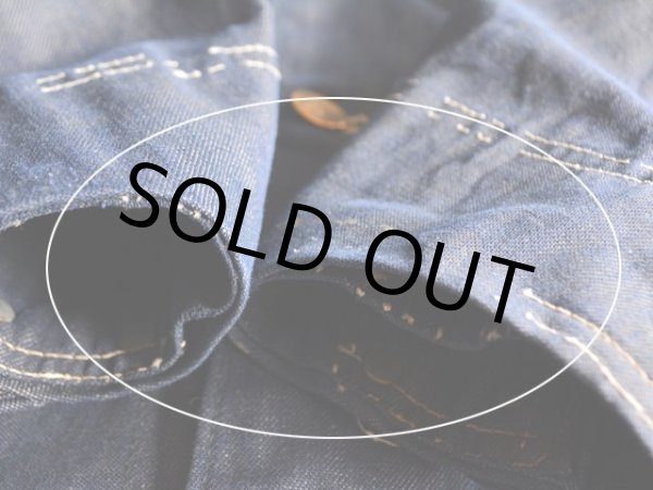 袖口にステッチホツレ。