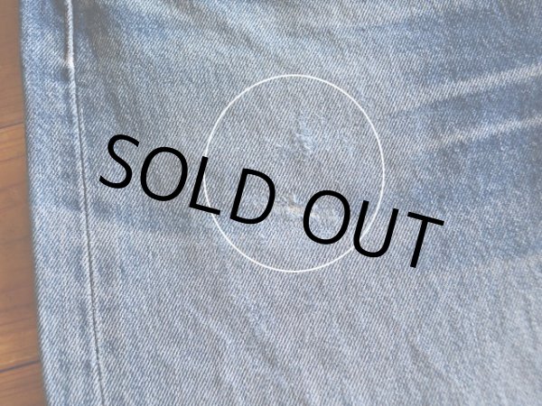 右太ももに小さなリペア跡と僅かなホツレ。