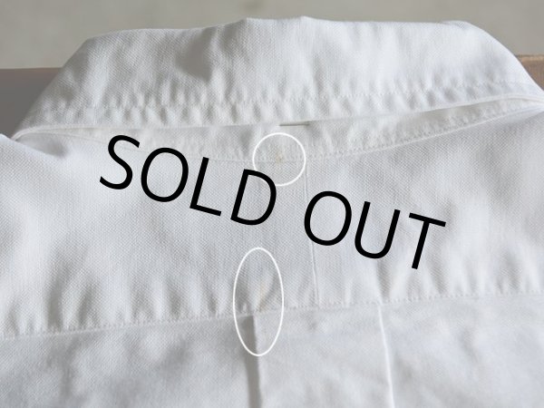 首後ろ付近に僅かな汚れ。