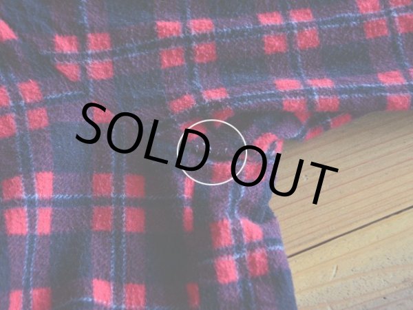 右袖付け根にステッチホツレ。