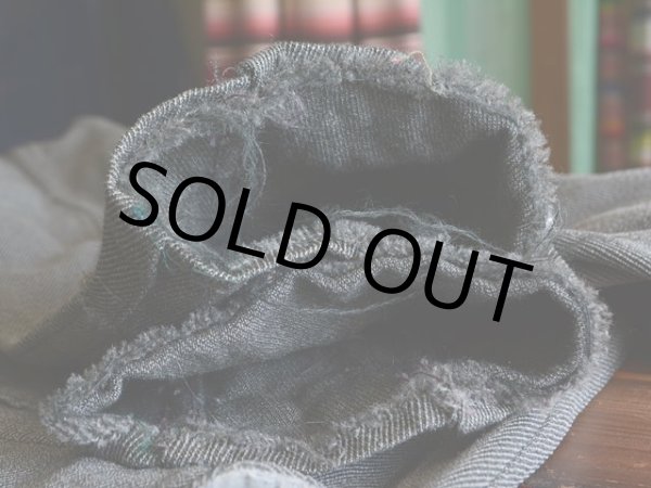 袖口にホツレ。