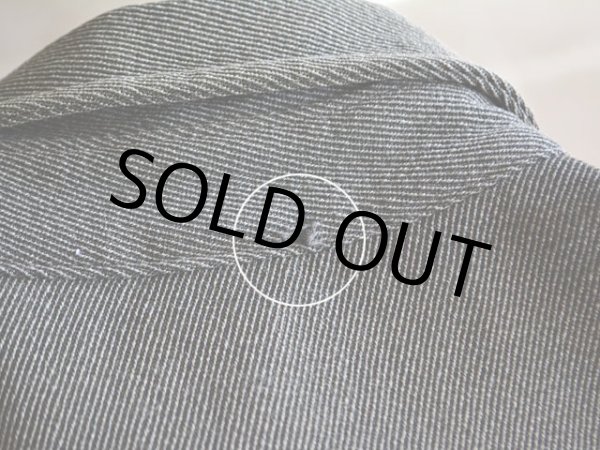 バック襟付け根に小さなダメージ。