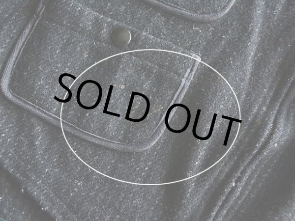 フロント裾付近に少々汚れ。