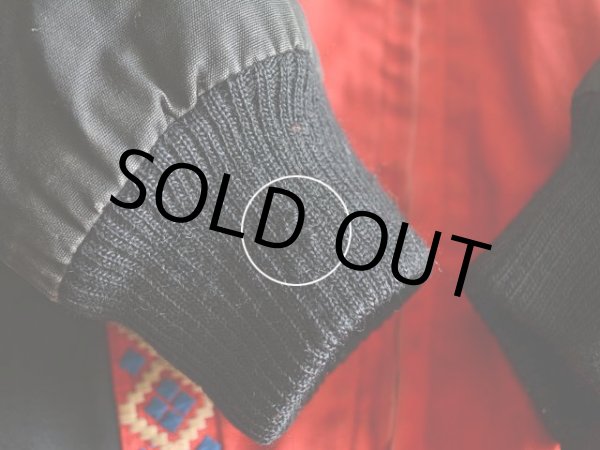 右袖リブに僅かなホツレ。