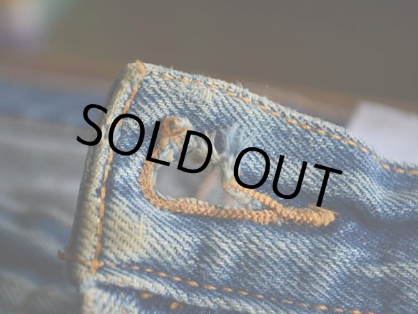 トップボタンボタンホールに僅かなダメージ。