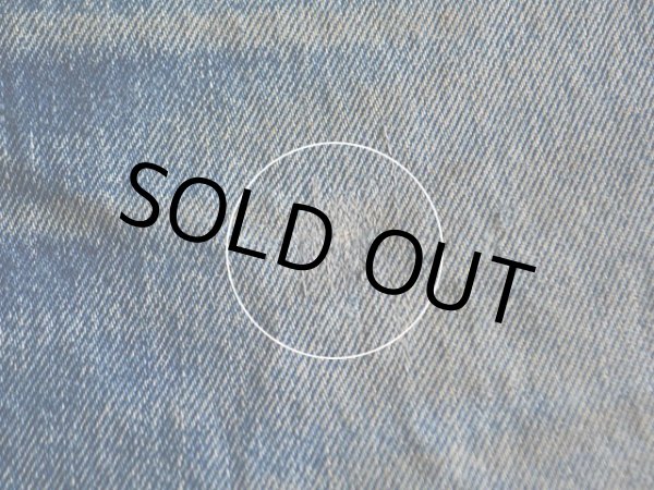 左太ももに小さなリペア跡。