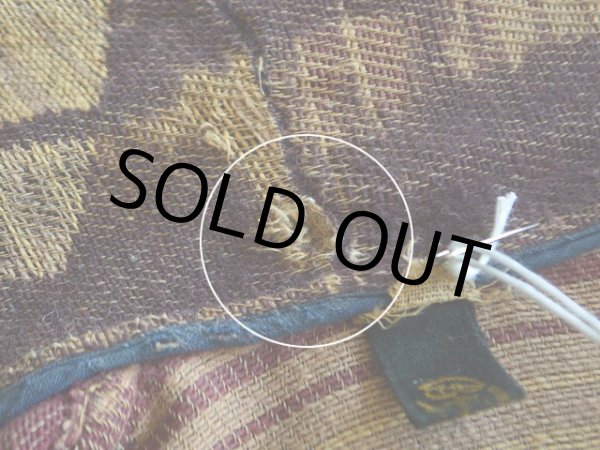 襟に小さなダメージ。