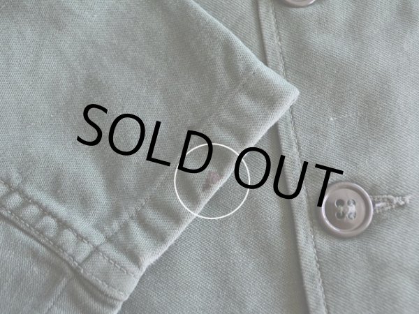 右袖口に僅かな汚れ。