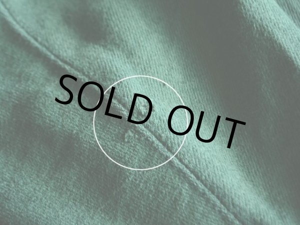 右袖に僅かなダメージ。