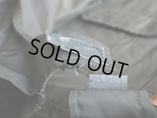 袖口のベルクロテープにステッチホツレ。