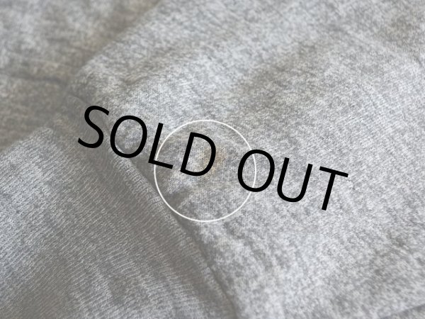 左袖口に僅かな汚れ。