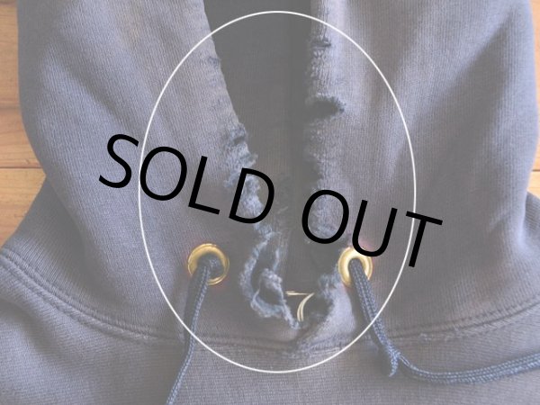 フードにダメージ。