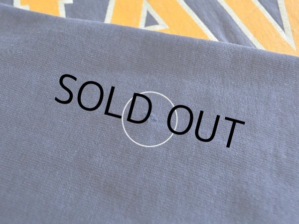 右袖肘付近に僅かなダメージ。