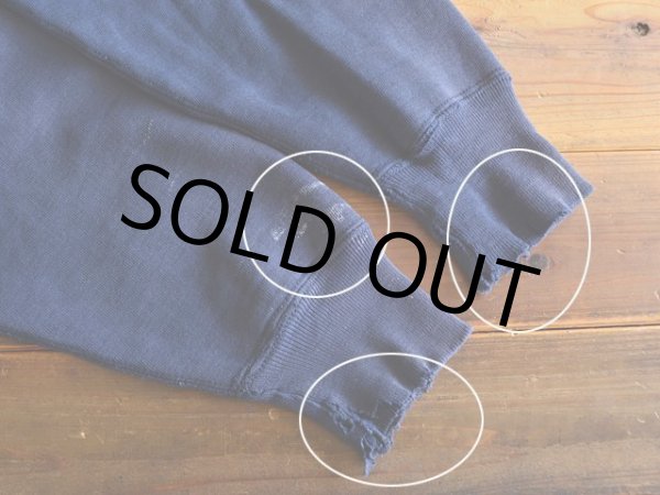 袖口に少々汚れと袖リブに多少のダメージ。