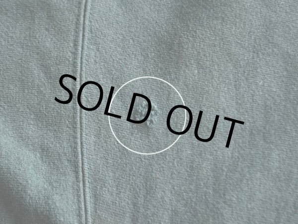 左袖付け根に小さなダメージ。