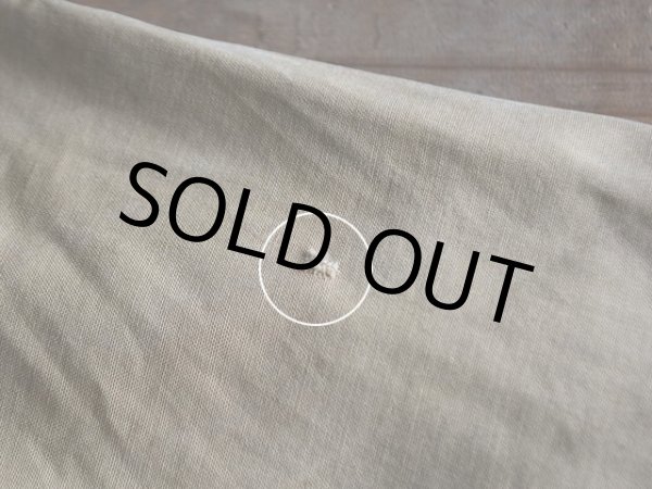 左袖に小さなダメージ。