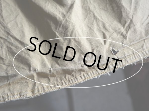 裾裏面に小さなダメージ。