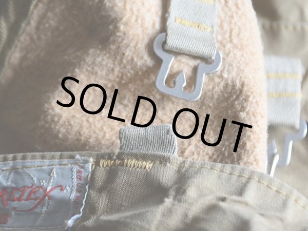 ゲームポケットの金具一つ欠損。