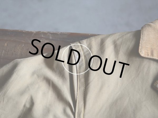 右肩に僅かな汚れ。