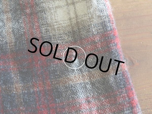 バック右裾サイド付近に小さな虫食い。