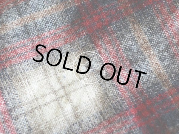 左袖二の腕付近に小さな虫食い。