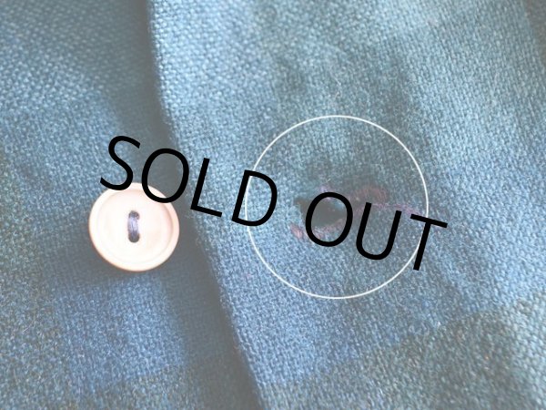 第3ボタンに付け替えとボタンホールに少々ホツレ。