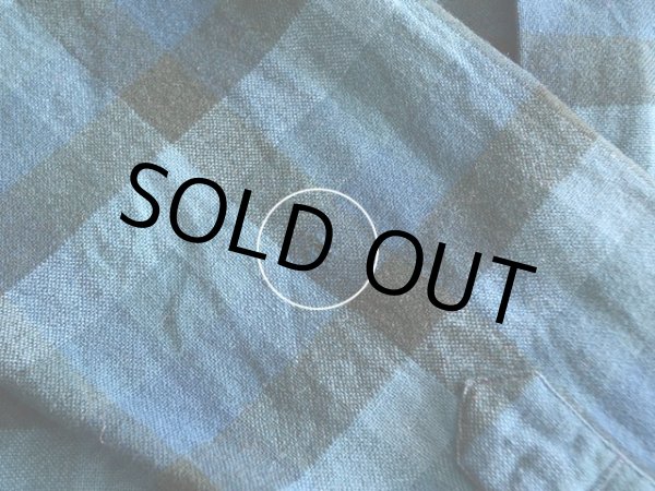 右肘付近に小さな虫食いダメージ。