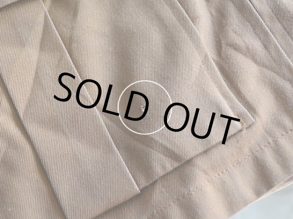 右裾ポケットに小さな傷。