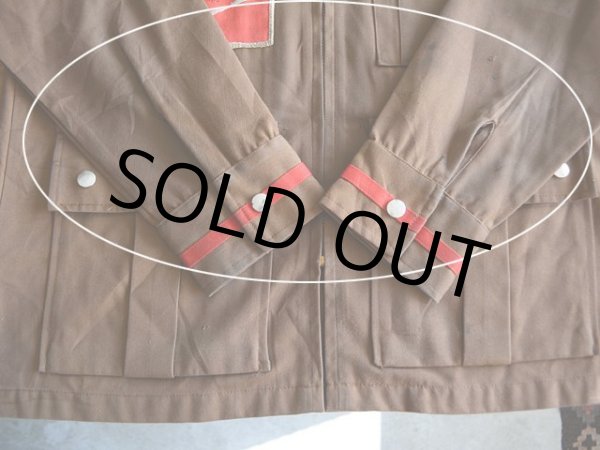 両袖に汚れと小さな傷。