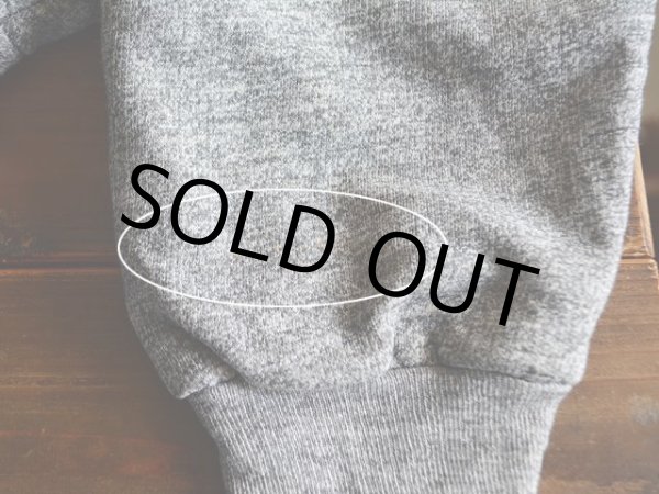 左袖口に僅かな汚れ。