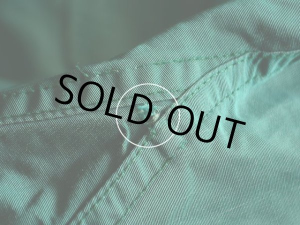 左袖口に小さなダメージ。