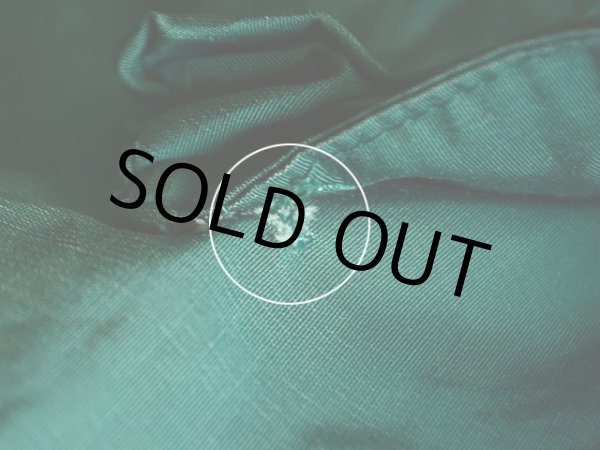 左裾ポケット付け根に僅かなダメージ。