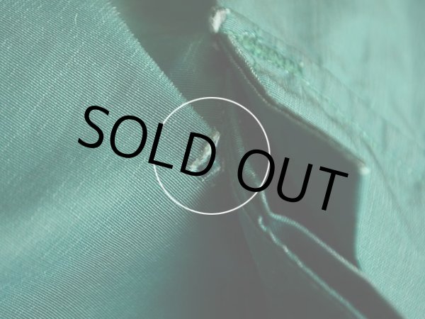 右裾ポケット付け根に僅かなダメージ。