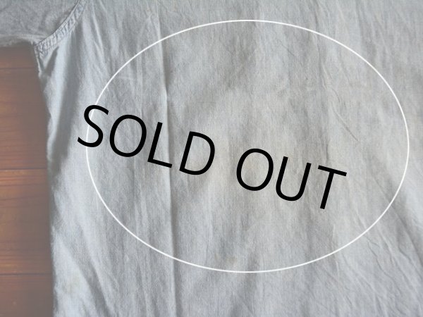 背中に薄らシミ汚れ。