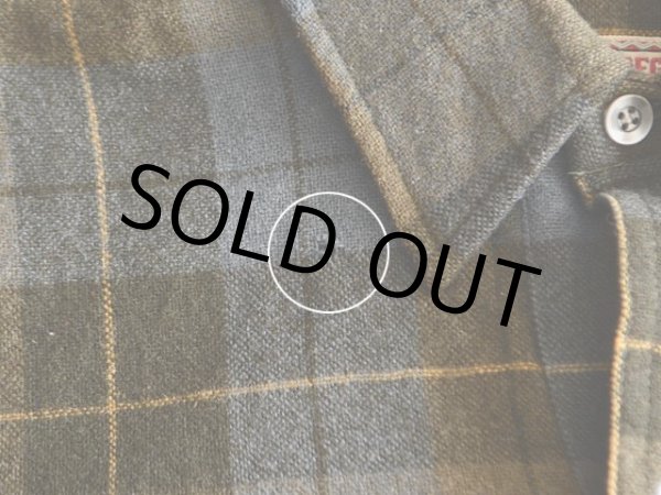 右胸上付近に小さな虫食い。