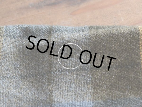 左袖肩の下付近に僅かな虫食い。