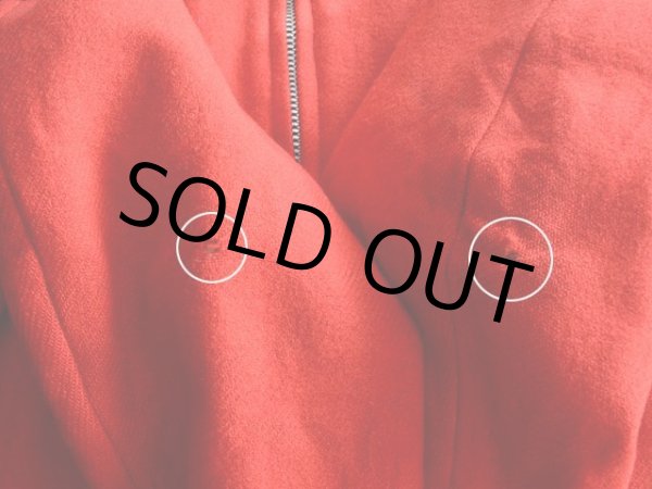 両肘付近に虫食いダメージ。