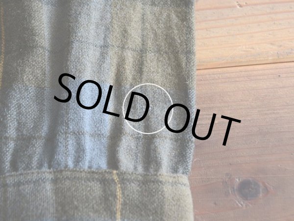 左袖口に僅かな虫食い。