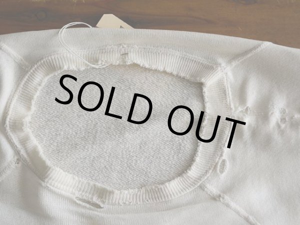 首回りにダメージと生地の薄れ。