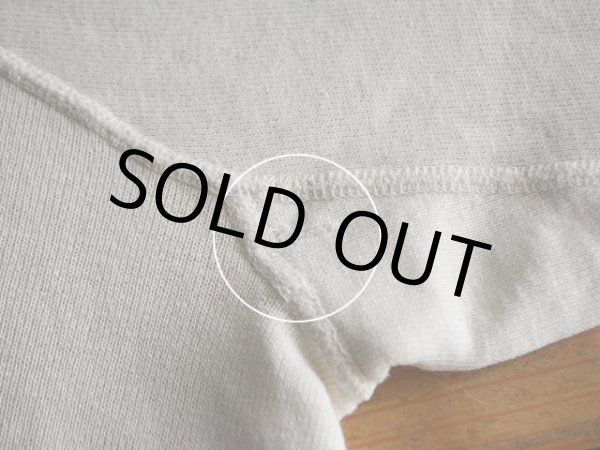 右脇下に少々ホツレ。