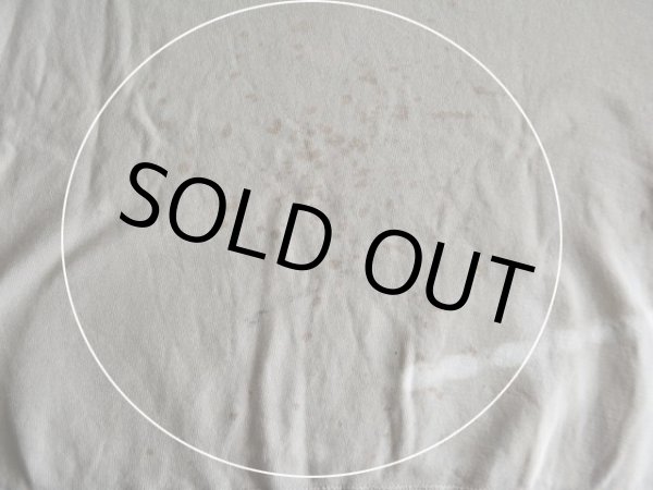 背中広範囲に薄ら汚れ。