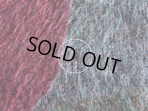 右袖付け根に虫食い。