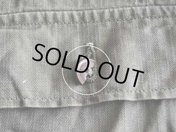 右胸ポケットフラップボタンに欠け。