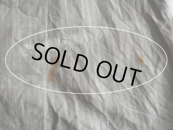 フロント裾付近に少々ダメージ・汚れ。