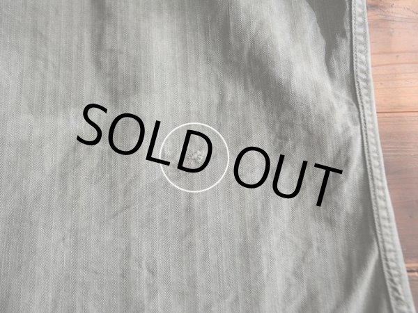 背中に小さなダメージ。