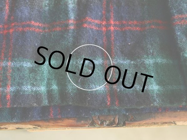 フロント裾に小さな虫食いダメージ。