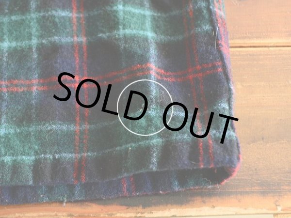 フロント裾に小さな虫食いダメージ。