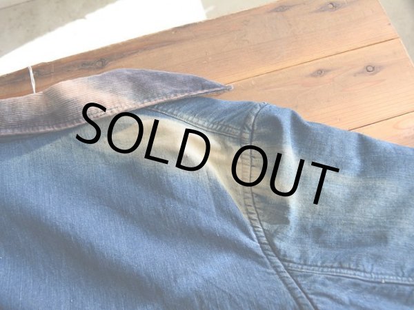 右襟から右肩に激しい日焼け。