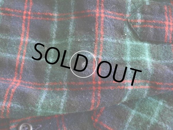 右袖口に小さな虫食いダメージ。